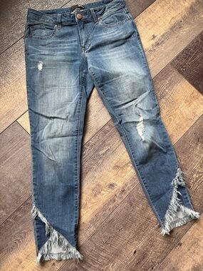 1822 Denim Blue Cropped Frayed Hem Jeans